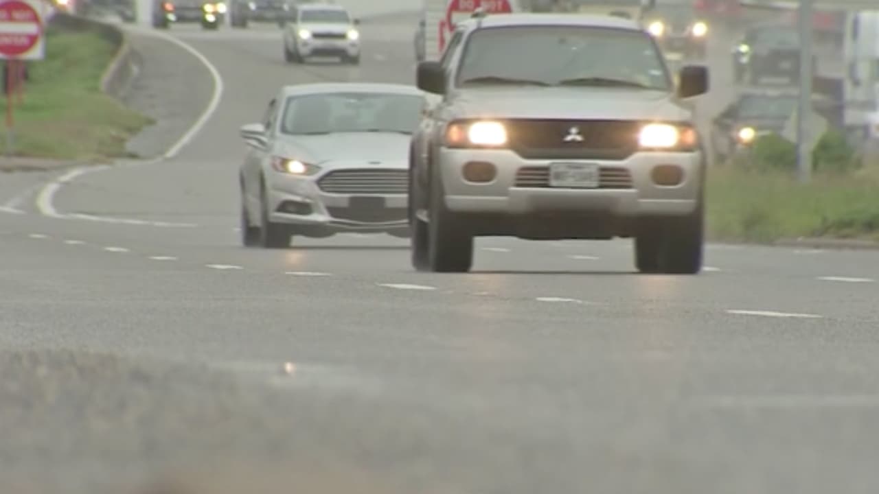 Manten la distancia en la carretera, especialmente cuando llueve, se amable con los otros conductores.
