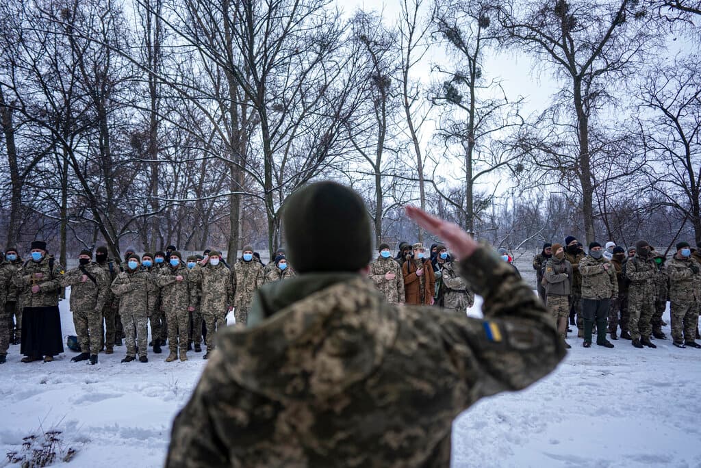 Miembros de las Fuerzas de Defensa territorial de Ucrania, un cuerpo de voluntarios al servicio de las fuerzas Armadas de ese país, entrenando ante la posibilidad de una invasión rusa.