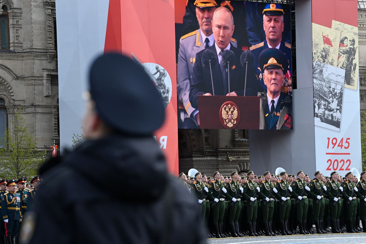 Una pantalla muestra al presidente ruso dando su discurso. Algunos rusos temen que Putin use el impulso patriótico del Día de la Victoria para declarar una guerra total en Ucrania, luego de usar términos como "operación militar especial".
<br>
<br>Putin trazó paralelismos entre la lucha del Ejército Rojo contra las tropas nazis y la acción de las fuerzas rusas en Ucrania.
<br>