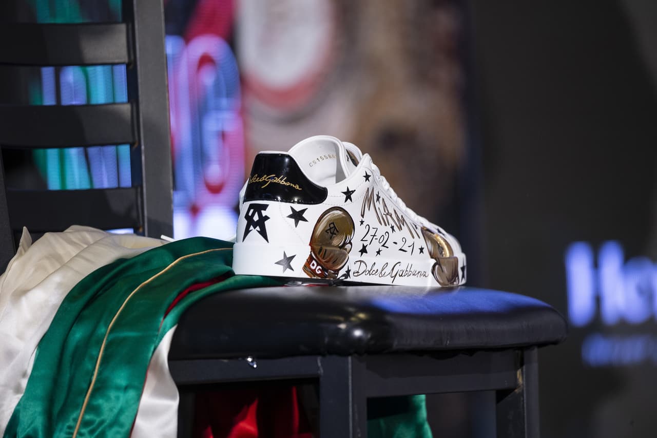 'Canelo' Álvarez lució increíbles y lujosos tenis en el pesaje