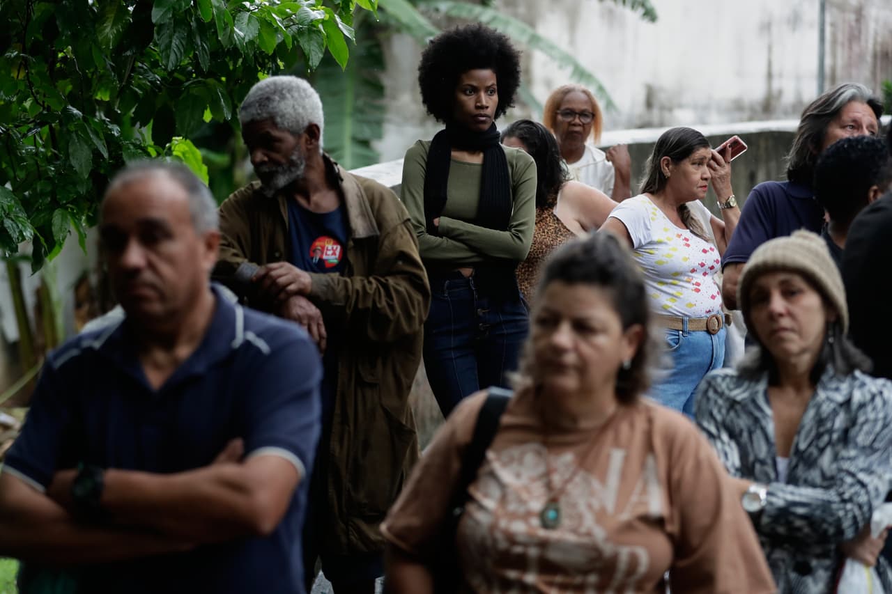 Votantes hacen fila afuera de un centro de votación durante la segunda vuelta de las elecciones presidenciales en Río de Janeiro, el domingo 25 de octubre de 2026.