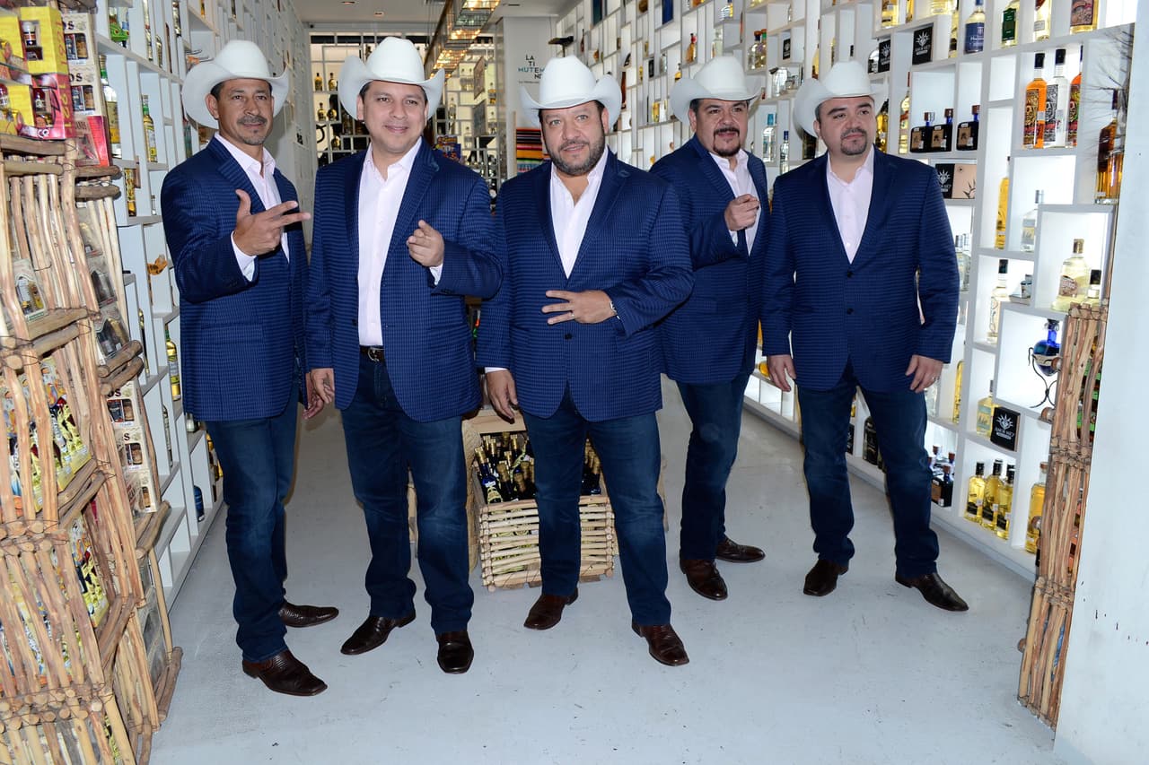 Esta es la imagen actual del grupo Pesado, incluso hasta su forma de vestir ha cambiado con el paso de los años.