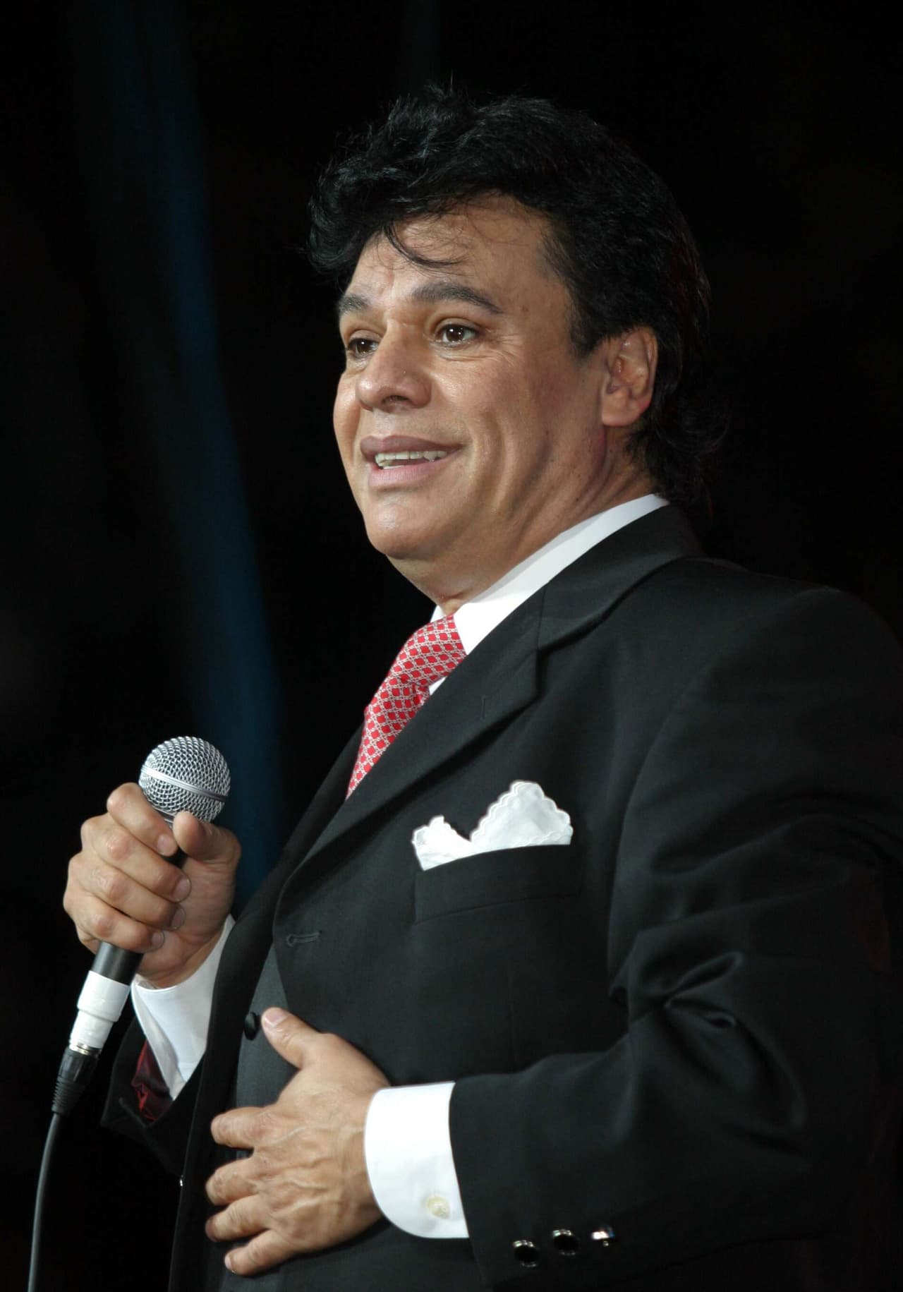 El Universal reportó que 'El Divo de Juárez' tuvo problemas de impuestos por una presunta evasión fiscal de más de cinco millones de dólares entre 1994 y 1997. El cantante llegó a un acuerdo para hacer los pagos correspondientes.