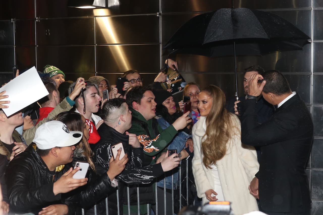 No sabríamos si ARod terminó rascándose la cabeza por picor o si se trató de un gesto de ansiedad o aburrimiento mientras que la 'Diva del Bronx' regalaba amor quienes la han convertido en una leyenda.
