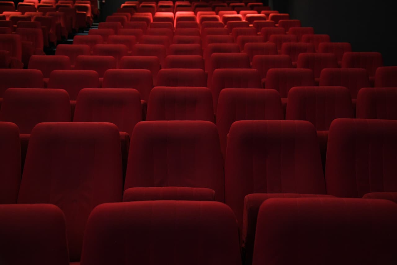 <b>Cine y teatro</b>. La capacidad máxima de asistentes se limita a 50 personas o el 50% de la capacidad total del espacio. Las actividades al aire libre están limitadas al 20% de la capacidad total del lugar.