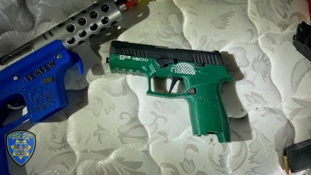 “Los agentes descubrieron una carcasa de bala en la entrada de la residencia y detuvieron al individuo en espera de una investigación más profunda”, dijo la policía.
<br>
<br>“Los oficiales realizaron un registro metódico de la casa para asegurarse de que no hubiera víctimas o individuos dentro. Afortunadamente, los oficiales no localizaron ninguna víctima o residencias cercanas alcanzadas por disparos”, señaló.
<br>