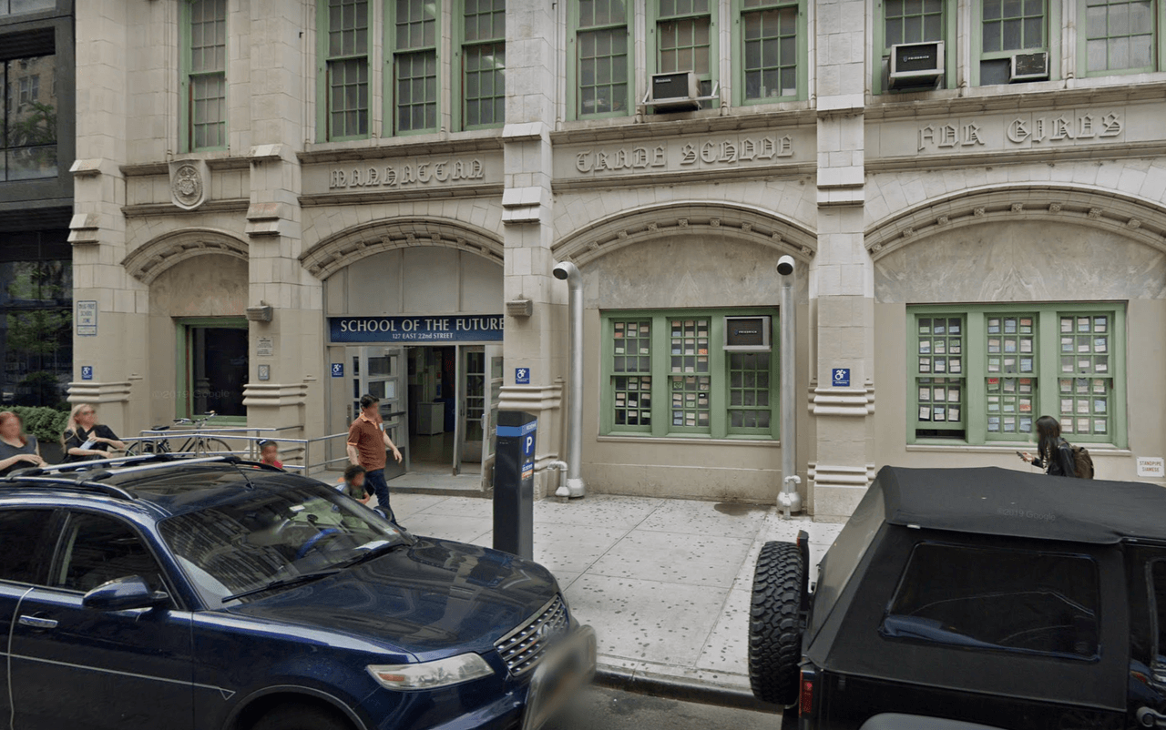 School Of The Future High School, situada en la calle 127 East 22 Street, en Manhattan, ocupa el quinto lugar. En esa zona ocurrieron 64 accidentes. En total hubo una muerte, y 36 peatones y 29 ciclistas heridos.