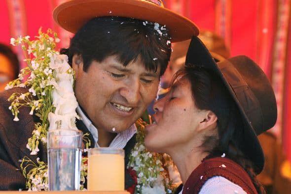 Tras inspeccionar la construcción del aeropuerto internacional de la localidad, el presidente boliviano comprometió mayores recursos para que se constituya en uno de los más grandes del país y remarcó su significación por lo que favorecerá el tránsito por la región cuando finalmente se concrete la explotación del gigantesco yacimiento de litio que se encuentra en el salar.