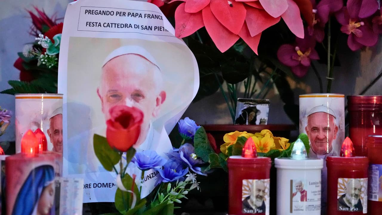 <a href="https://dallascatholic.org/" target="_blank">La Diócesis Católica de Dallas</a> ha convocado a todos los fieles a 
<b>unirse en oración por </b>
<a href="https://www.univision.com/noticias/religion/ultima-hora-noticias-de-la-salud-del-papa-francisco-estado-critico-informa-el-vaticano" target="_blank">la salud del Papa Francisco</a>. El Pontífice, de 88 años, ha estado hospitalizado desde el 14 de febrero en el Hospital Gemelli de Roma, tras ser diagnosticado con una infección respiratoria compleja. El Vaticano ha informado que, a lo largo de estos días, 
<b>el Papa ha recibido altos flujos de oxígeno y transfusiones de sangre debido a una baja en sus plaquetas</b>, lo que ha complicado su recuperación.