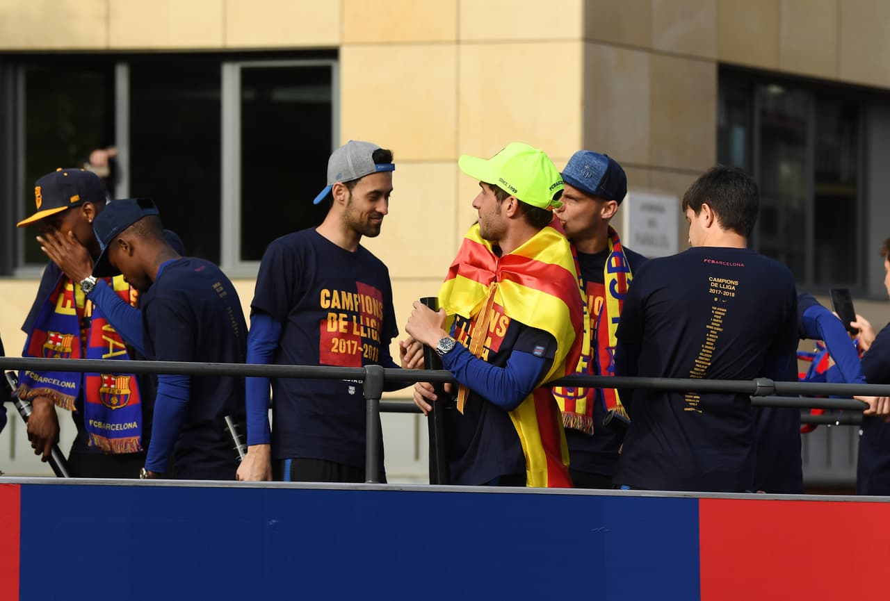 Barcelona celebró el octavo doblete de su historia con un recorrido urbano, festejo que congregó durante dos horas a decenas de miles de aficionados culés, entregados a un equipo que ganó Liga y Copa.
