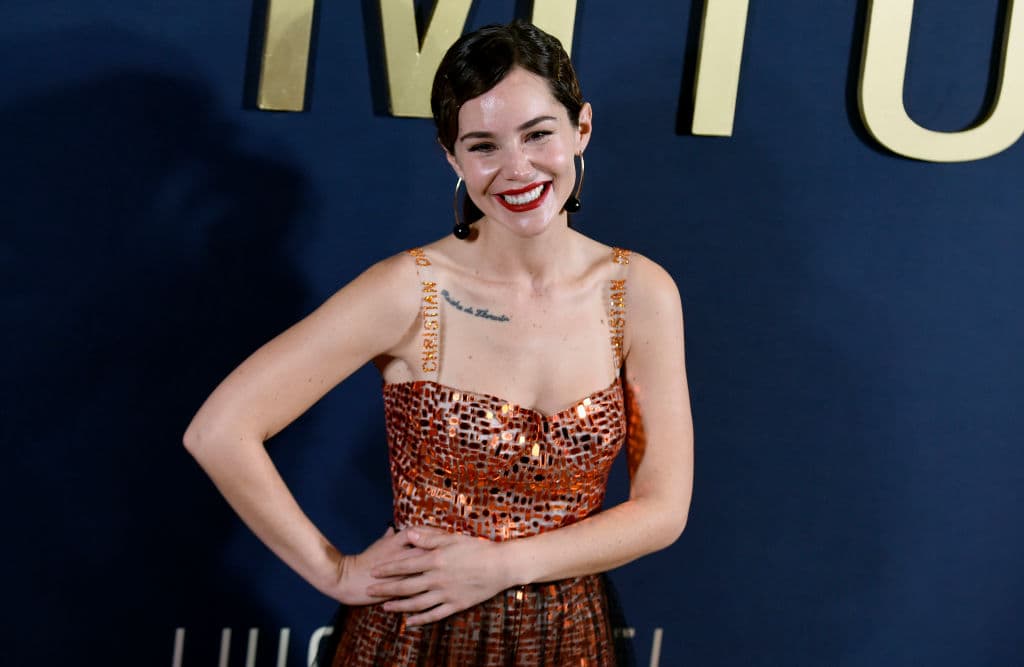 Sin embargo, al ser cuestionada sobre las imágenes donde aparece 
<a href="https://www.univision.com/famosos/besos-en-la-boca-y-bajo-el-sol-destapan-supuesto-romance-entre-camila-sodi-e-ivan-sanchez-fotos">besándose con el actor español Iván Sánchez</a>, Camila se quedó callada y siguió su paso por el aeropuerto.
<br>