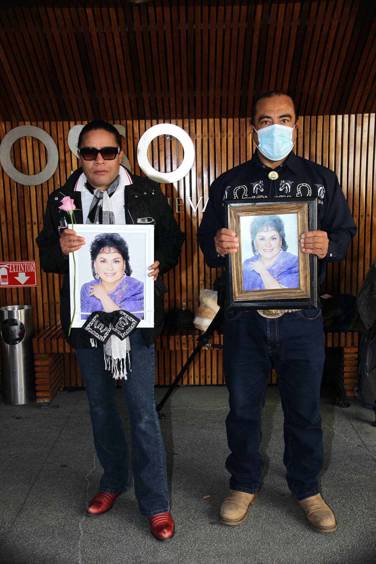 Durante el día, seguidores de la actriz llegaron con fotografías e imágenes de
<b>Carmen Salinas</b> para darle el último adiós.