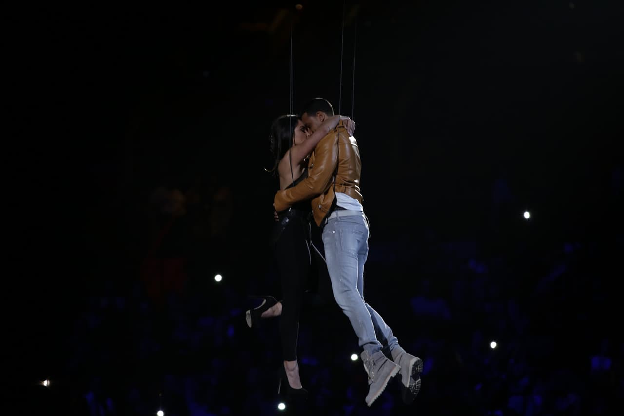 Al finalizar su número, Romeo sorprendió a todos los presentes en la entrega de Premio Lo Nuestro al volar por los aires. ¡Todo un espectáculo el que montó Romeo Santos!