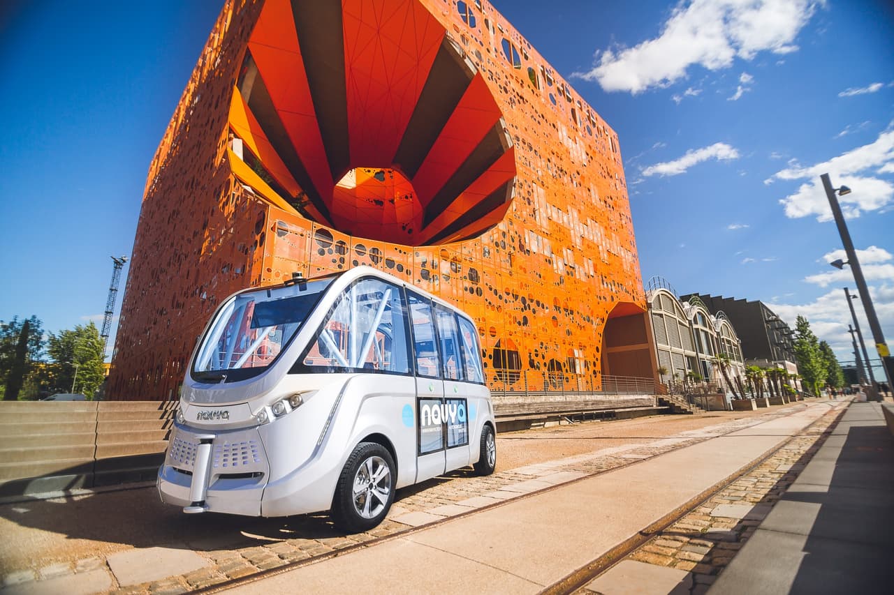 El Navya Arma también permite que sus sensores GPS se comuniquen con la base central a fin de que se conozca la
<b> localización del vehículo a todo momento</b>.