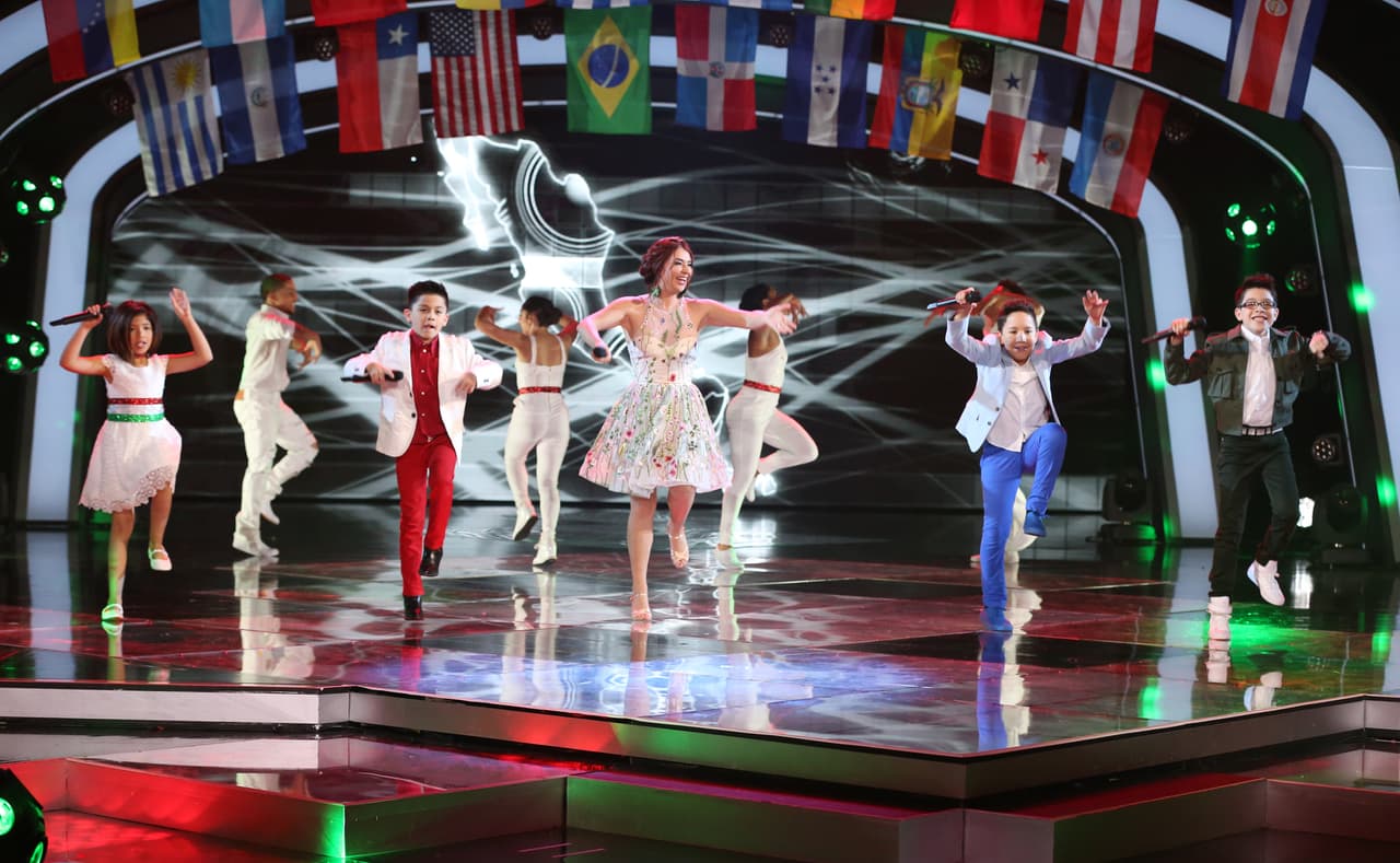 Daniela demostró que además de bailar puede cantar.