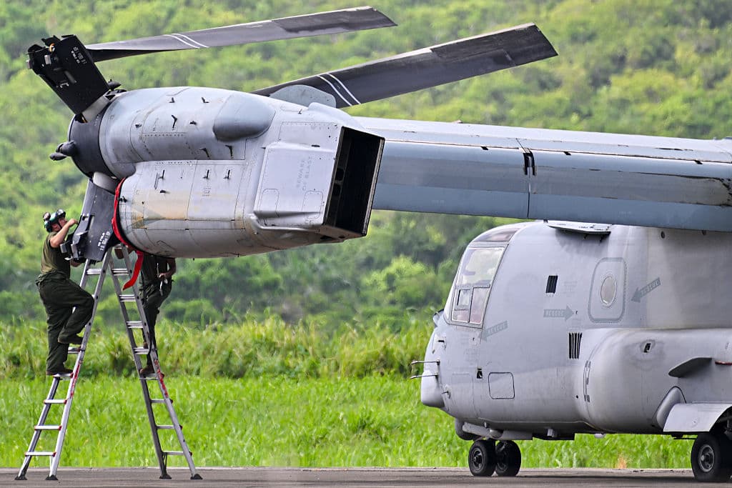 González Colón dijo que Hegseth y Caine fueron enviados por el presidente estadounidense Donald Trump, con
<b><a href="https://www.univision.com/local/puerto-rico-wlii/no-es-entrenamiento-secretario-de-defensa-alerta-a-la-tripulacion-del-uss-iwo-jima-al-sur-de-puerto-rico" target="_blank">mensajes para las tropas que entrenan en la isla y también para las que participan del operativo contra el narcotráfico en el Caribe</a></b>.
<br>
<br>“Agradecemos al presidente Trump y a su administración por
<b>reconocer la importancia estratégica de Puerto Rico</b> para la seguridad nacional de Estados Unidos y por su lucha contra los carteles de la droga y el
<b>narcodictador de Nicolás Maduro</b>”, reiteró la gobernadora en ese momento.