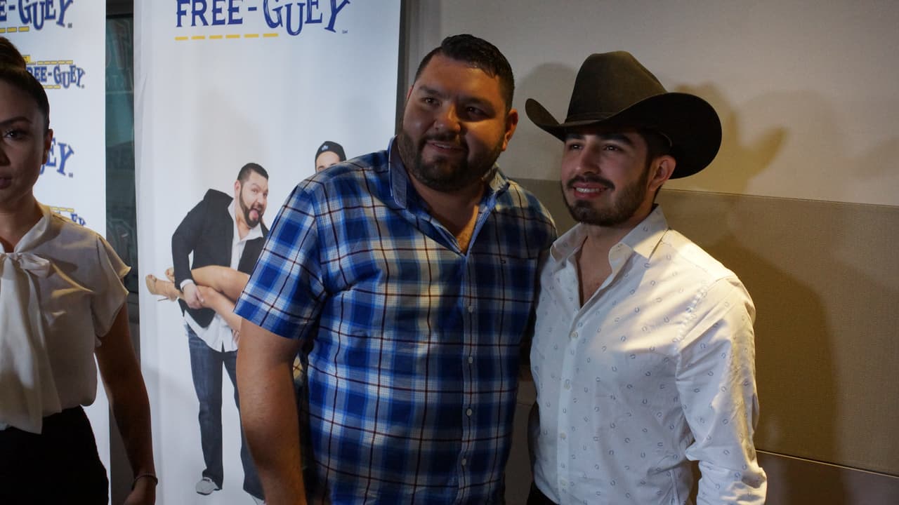 Joss Favela llegó con guitarra en mano a la cabina del Free-guey show y nos deleitó con su música.