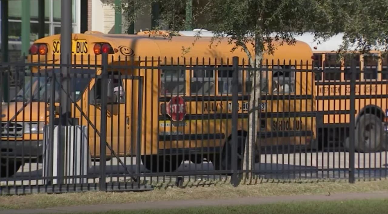 Collier buscó el apoyo de Nikki Keysser, una activista pro-derechos de los niños, quien está exigiendo que la escuela responda a lo sucedido. Dice también que la estudiante no quiere regresar a clases porque no se siente segura en la escuela.