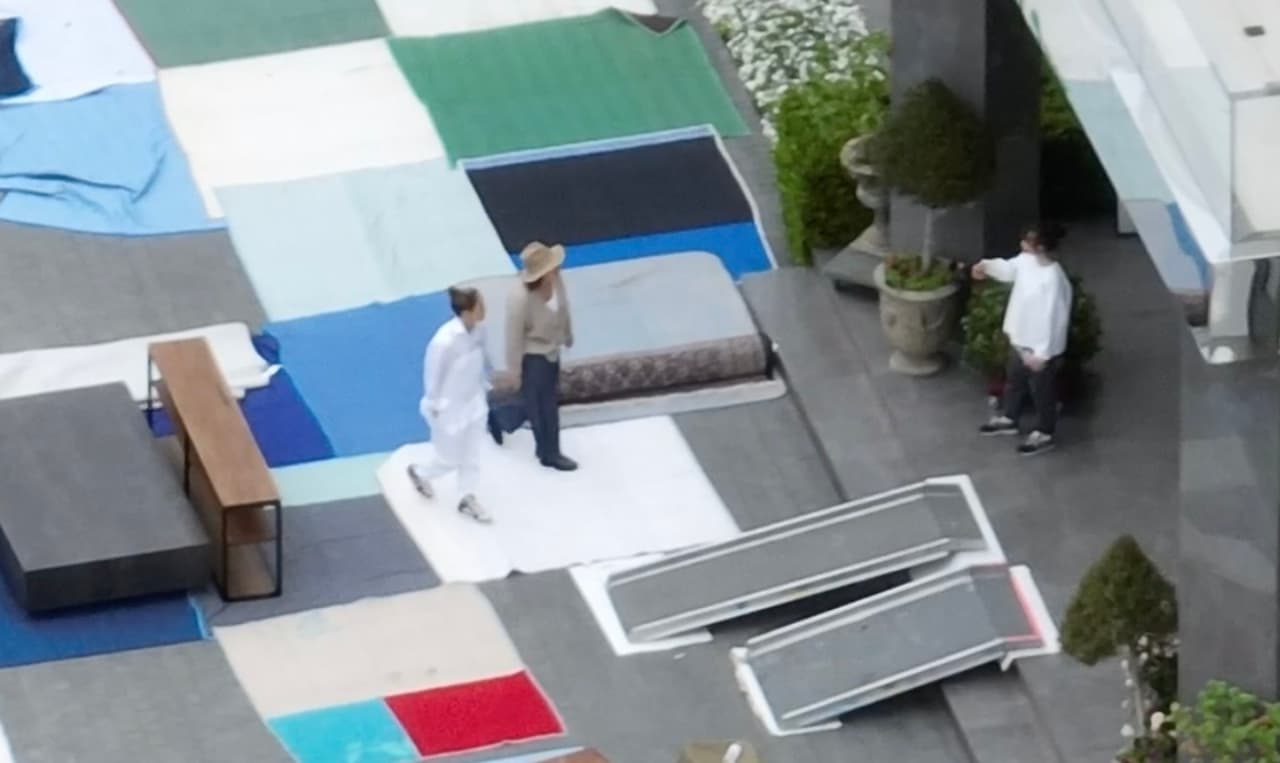 Jennifer Lopez luce un par de overoles mientras se la ve instruyendo a los trabajadores de mudanza.