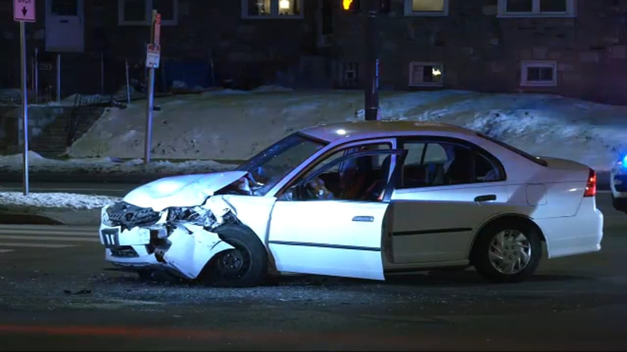 Los investigadores dijeron que los vehículos circulaban en direcciones opuestas en diferentes carriles en Harbison.
<br>
<br>"La información preliminar tiene estos dos vehículos en Harbison Avenue, uno iba hacia el este, el otro hacia el oeste, y cuando estaban cruzando el Boulevard en los carriles hacia el sur, fue entonces cuando los vehículos se chocaron de frente", dijo Small.
<br>
<br>Small agregó que la policía estaba interrogando a los adultos en el hospital y revisando el video de vigilancia en el lugar. Los investigadores también están analizando los registros de conducción.