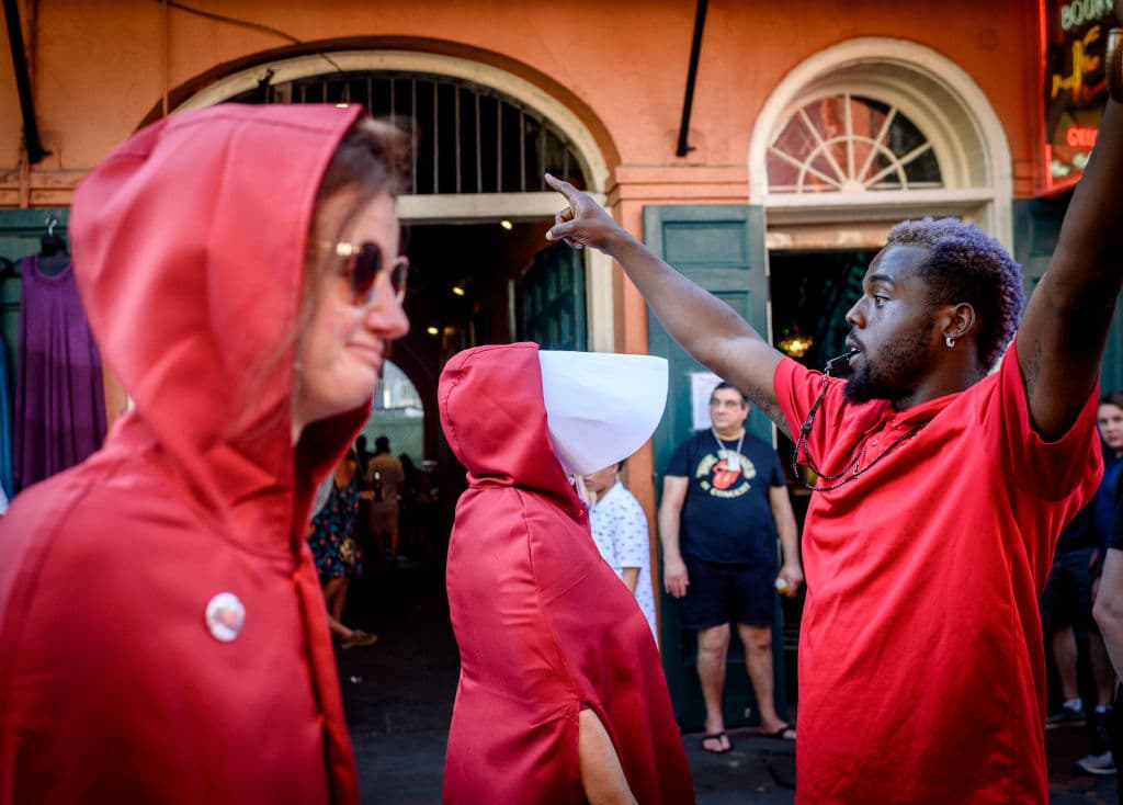 Manifestantes vestidas como personajes de la serie 'The Handsmaid's Tale' marchan en Nueva Orleans, Louisiana, el 25 de mayo de 2019, para protestar por el proyecto de ley de latido fetal que prohibirá el aborto luego de 6 semanas.