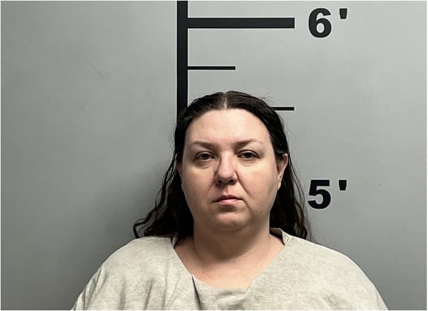 Amber Waterman aceptó un acuerdo con la fiscalía y fue condenada a dos cadenas perpetuas consecutivas.