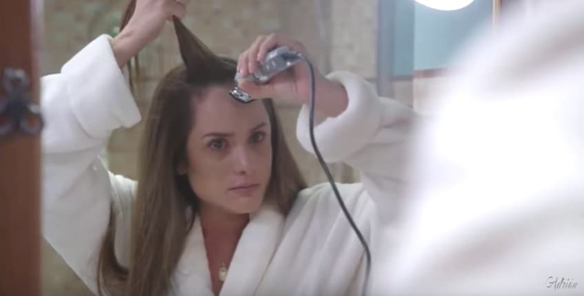 Betty Monroe debió cortar su larga cabellera durante su participación en la telenovela 'Sueño de amor' cuando 'Esperanza' recorta su cabello antes de perderlo por la quimioterapia a la que se sometió para combatir el cáncer.