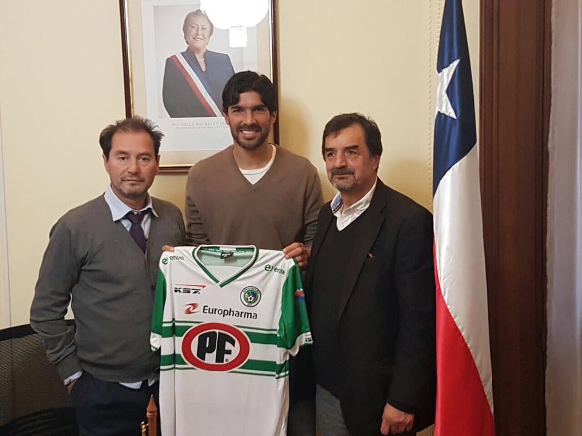 Sebastián 'Loco' Abreu ficha con su club número 25 e iguala récord Guinnes