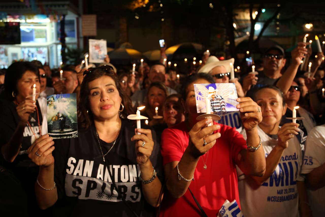 Al sonido de su música, miles celebran a Emilio Navaira durante vigilia