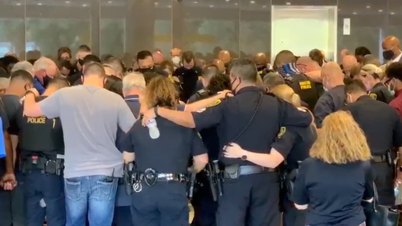 El sargento Courtney Waller fue identificado como el segundo oficial herido durante el tiroteo.