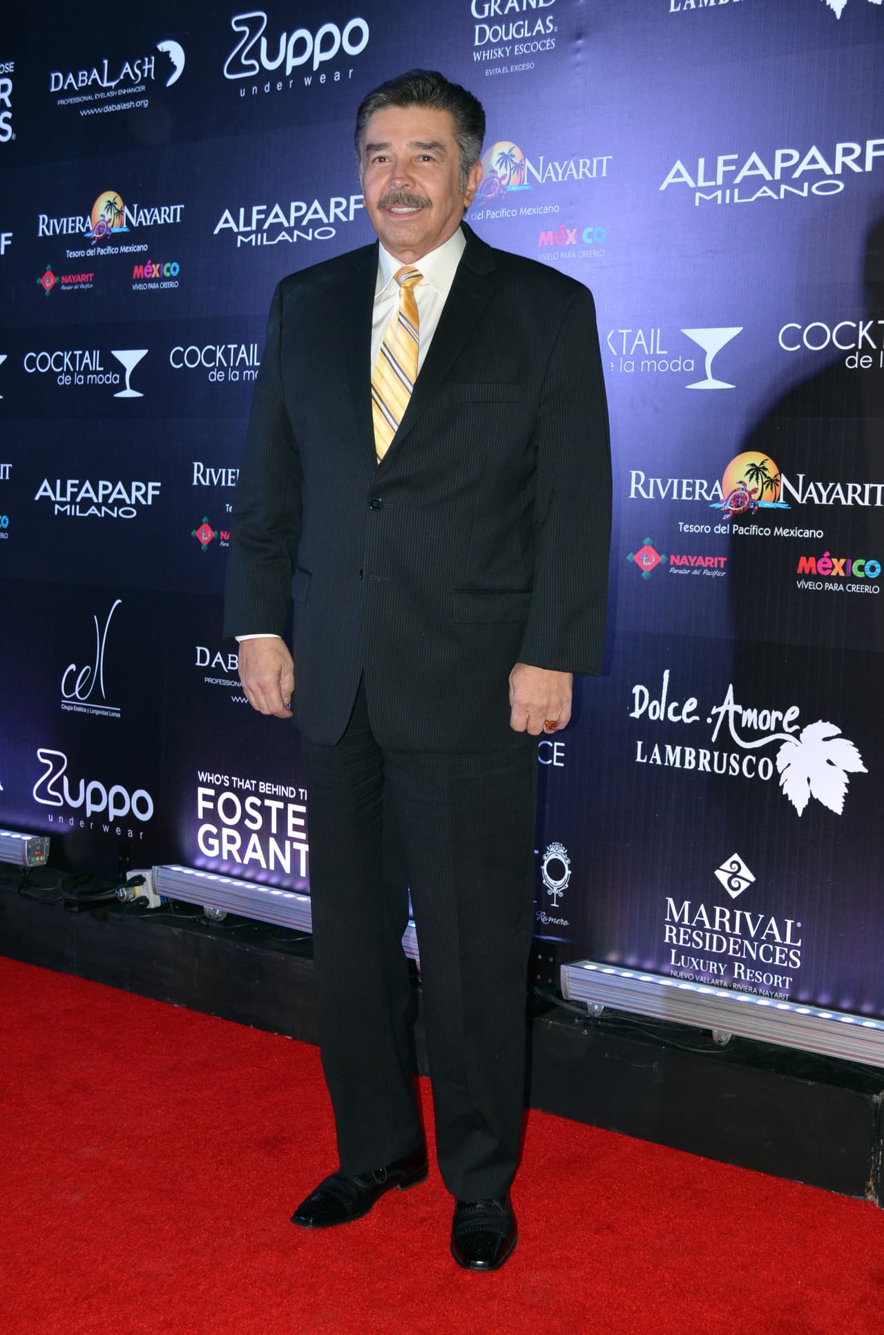 "Pero bueno, en ese camino vamos todos, lo que sé es que debe haber un buen concierto en el cielo en este momento", comentó el actor al recordar el 
<b><a href="https://www.univision.com/local/miami-wltv/si-se-pudo-mexicanos-despidieron-a-jose-jose-en-el-palacio-de-bellas-artes" target="_blank">homenaje a José José </a></b>que se ofreció en la Ciudad de México el pasado 9 de octubre.