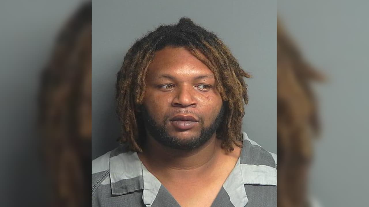 Rondell Earl Jr. Lewis, 35 años, acusado de lesiones en contra de un miembro de su familia. Último domicilio conocido: I-45 North, Willis, Texas.