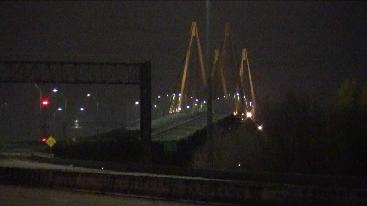 Muere un conductor tras chocar contra un vehículo en el puente Fred Hartman en Baytown