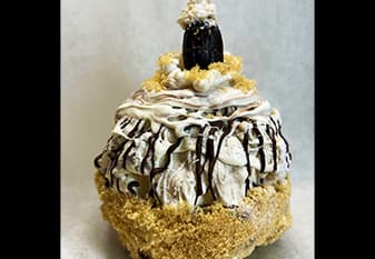 <h3 class="cms-H3-H3">Mantequilla Cerveza Caramelo Manzana</h3>
<br>Una manzana Granny Smith bañada en caramelo cremoso, envuelta en ricos chips de caramelo, luego cubierta con nuestro propio sabor a mantequilla cremosa, rociada con caramelo y rematada con glaseado cremoso con caramelo de cerveza con mantequilla.