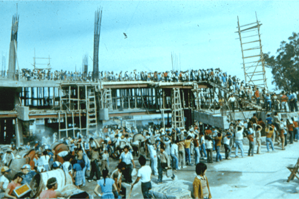 Su construcción comenzó en 1983. Fue diseñado por el arquitecto Leopoldo Fernández Font y su imponente estructura representa el poder infinito de Dios. Esa fue la idea que visualizó el entonces líder de la congregación, Samuel Joaquín Flores.