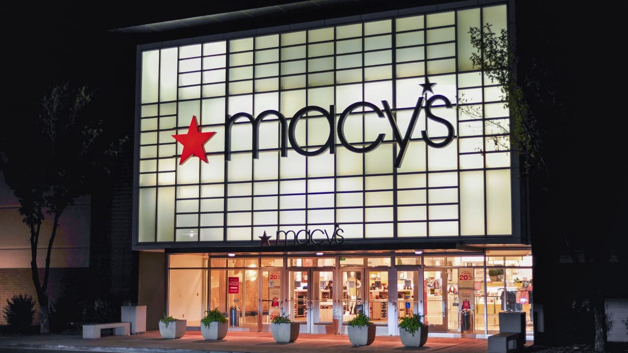 En Texas, los cierres de Macy’s son particularmente significativos. Desde que la compañía anunció planes para cerrar 125 tiendas en 2021,
<b>varios de estos cierres ya han tenido lugar en el estado</b>. Algunas de las tiendas cerradas incluyen ubicaciones en
<b>Golden Triangle de Denton, Post Oak Mall en College Station, Rivercenter en San Antonio, Rolling Oaks en San Antonio y Vista Ridge en Lewisville.</b>