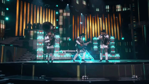 Calibre 50 puso el toque norteño a la ceremonia de Premio Lo Nuestro 2015, al interpretar sus éxitos: 'Contigo' y 'Qué tiene de malo'.