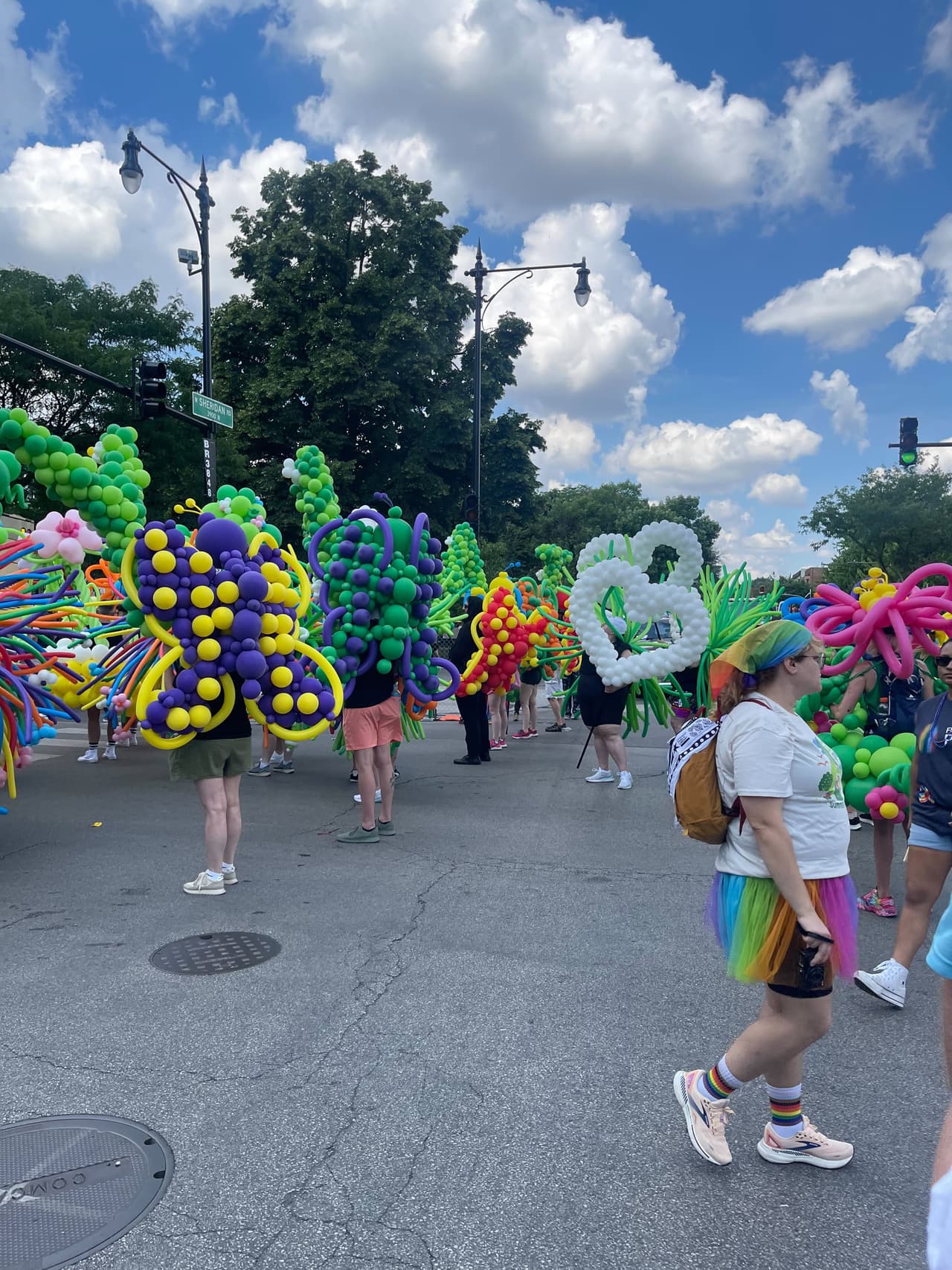 Bailes, música, mensajes de inclusión y una energía vibrante recordaron que el amor y la dignidad no tienen etiquetas.