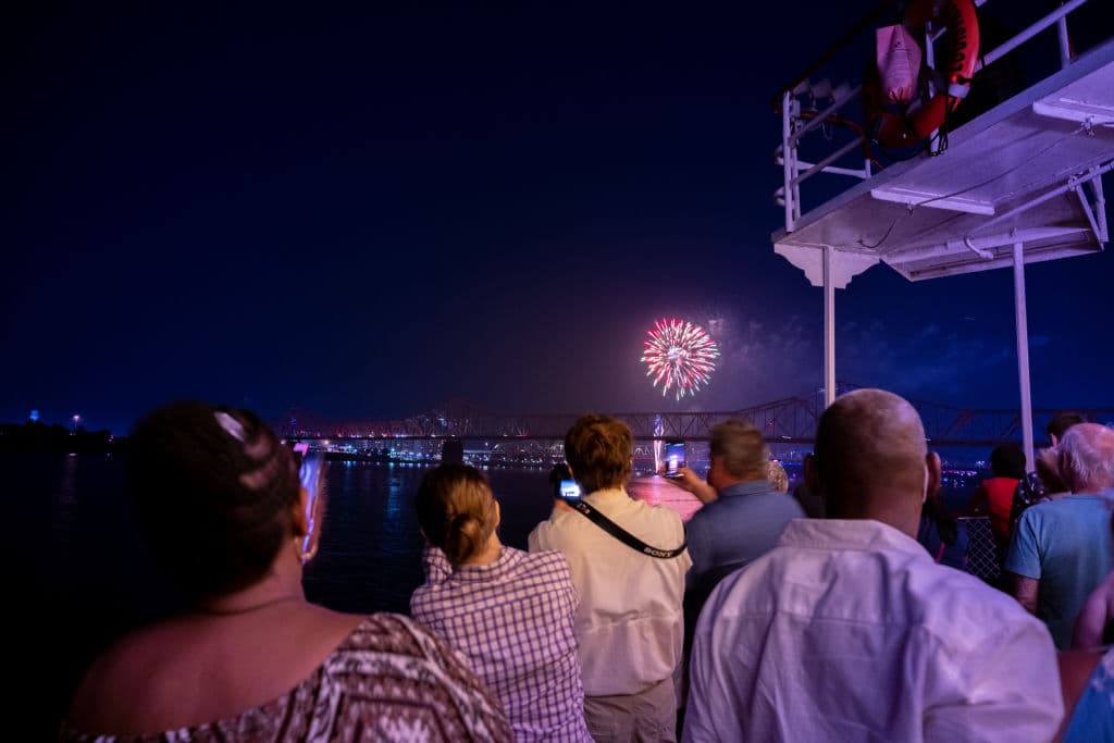 Espectadores contemplan los fuegos artificiales desde un paseo en barco
<b>en Louisville, Kentucky.</b>
<br>