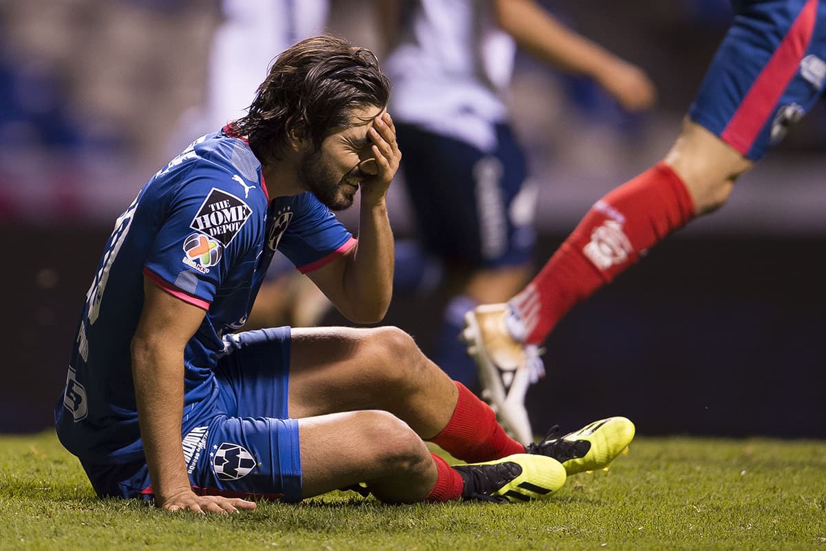 El mediocampista de 24 años del Monterrey Rodolfo Pizarro se lamenta luego de un golpe recibido.