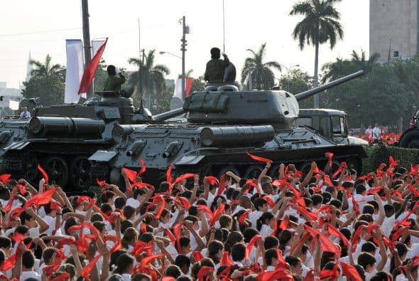 Un tanque T-34 y un cañón autopropulsado SAU-100, usados por Fidel en la batalla contra la invasión, abrieron el desfile de soldados de bayoneta calada, carros blindados, cañones y cohetes, de la era soviética modernizados por la industria cubana para "enfrentar una agresión imperialista", se dijo a través altoparlantes.
