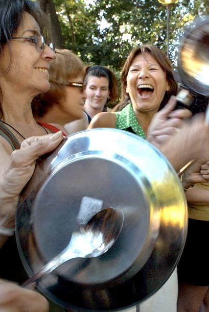 En México, se empezó a citar a cacerolear hace menos de un año, en octubre, en el marco de la protesta organizada en Ciudad de México por el movimiento juvenil #yosoy132 como parte de una jornada mundial convocada por los llamados "indignados" del 15-M español y el Ocuppy Wall Street.