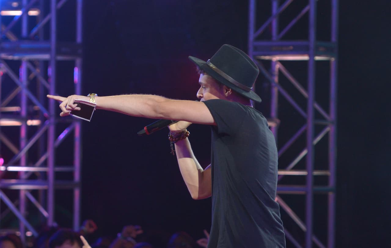Aunque sus padres están divorciados, Garmandy los llevó con ellos. Y es que no dejaba de ver la foto de ambos.