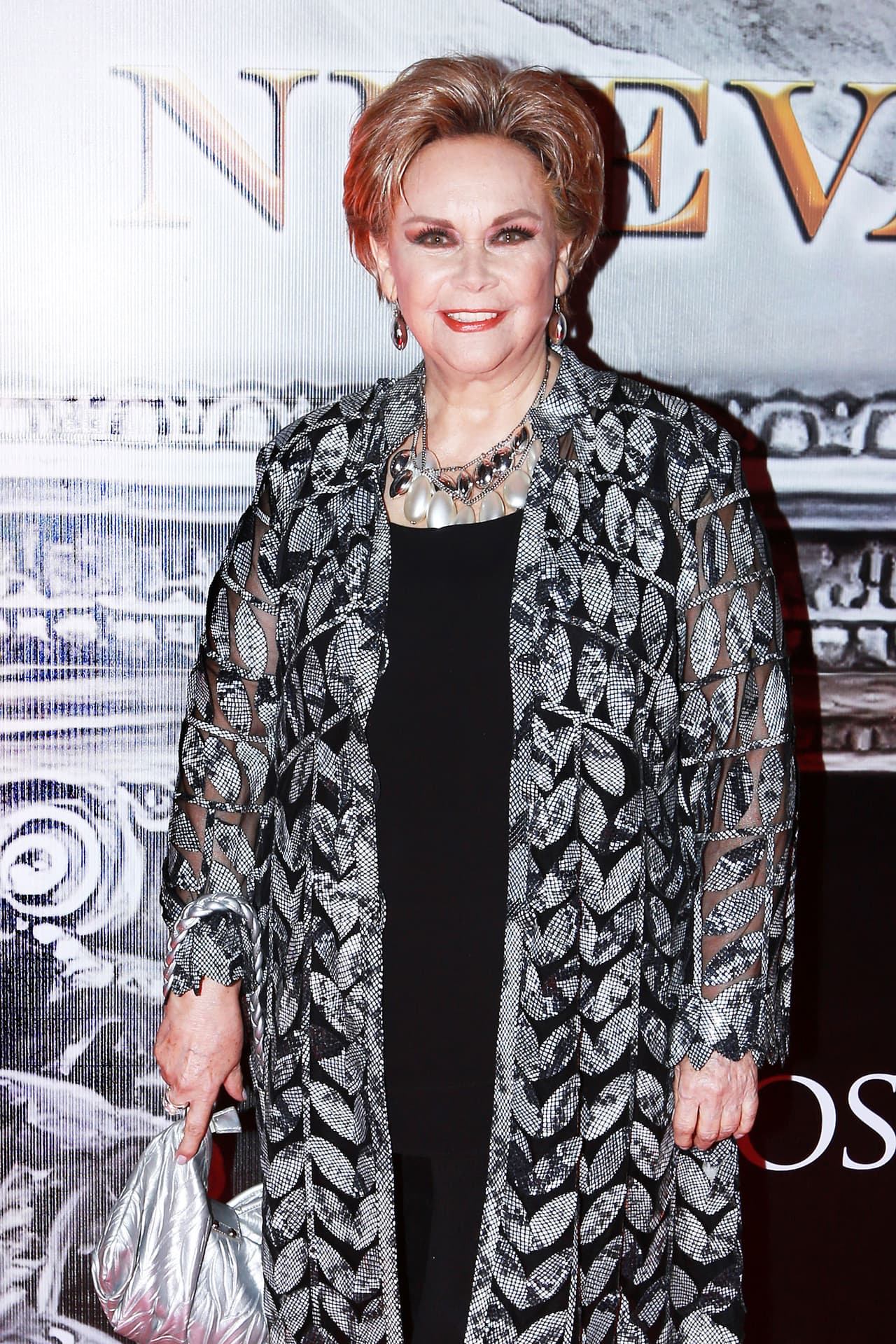 Norma Herrera, quien interpretará a la suegra del personaje de Dalilah Polanco, destacó ante las cámaras de Hoy que su papel en este melodrama será para defender la integridad mental de su nieta. "Mi nieta es resultado de un amorío de dos mujeres que se inseminan para tener familia... Es un agarrón, pero bien", indicó la primera actriz.