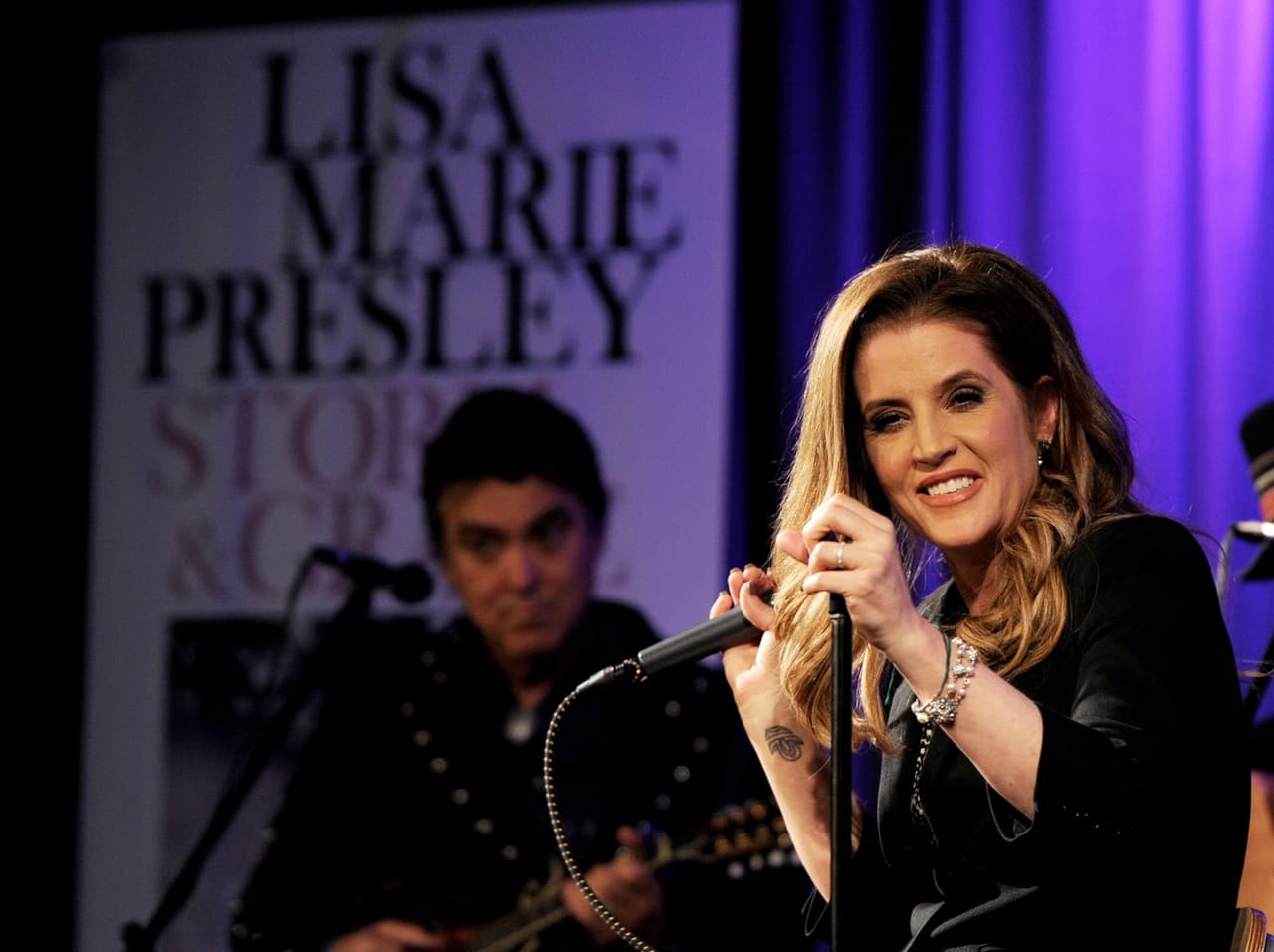Lisa Marie Presley 
<a href="https://www.univision.com/noticias/estados-unidos/lisa-marie-presley-muere-cantante-y-unica-hija-del-rey-del-rock-and-roll" target="_blank">murió el jueves 12 de enero de 2023 a los 54 años de edad</a>. Los servicios funerarios en Graceland están programados para el próximo domingo 22 de enero, a las 9 am (CT, hora local de Memphis, Tennessee), según confirmó un representante de su hija Riley Keough.