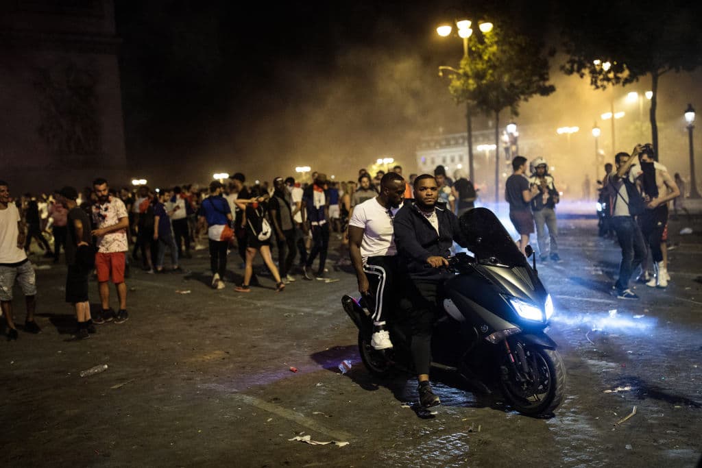 La madrugada en París fue escenario de enfrentamientos entre la Policía y cientos de personas tras la celebración del título de Francia en el Mundial de Rusia 2018.
