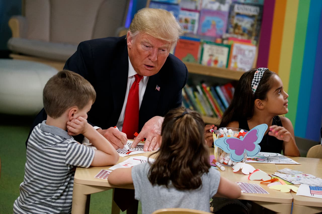 El presidente había comenzado bien el esquema de franjas blancas y rojas de la bandera, pero luego incluyó el azul donde no corresponde.