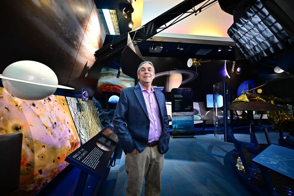 Robert Pappalardo, jefe de científicos del proyecto, estuvo durante la presentación en el Laboratorio de Propulsión a Chorro en Pasadena. Y no pudo ocultar la emoción de ver cuán cerca están salir al espacio en espera de respuestas.