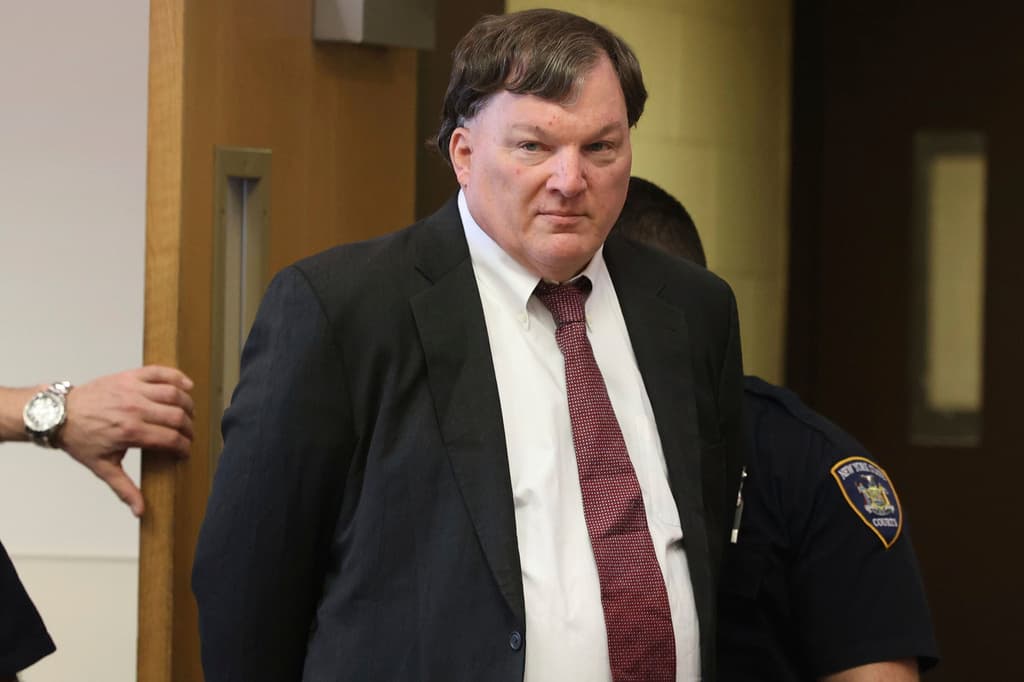 El asesino convicto Rex Heuermann
<b>estaba casado con Asa Ellerup, con quien tuvo una hija, Victoria,</b> quien ya tiene 29 años.
<br>Heuermann también fungió como un padre para el hijo de que Asa Ellerup tuvo en una relación previa.
<br>
<b>Ninguno de ellos estuvo en el tribunal </b>cuando el arquitecto, que llevó una vida secreta durante décadas, fue condenado a pasar el resto de su vida en prisión.
<br>Familiares de las víctimas sí le expresaron el dolor que sus actos le causaron, sin obtener una reacción del convicto.
<br>"Soy responsable de lo que aquí se ha dicho.
<b>Lo que pueda decir, no tendría ningún significado</b>", expresó el asesino en serie, quien confesó haber
<b>estrangulado a sus víctimas</b>. Los cuerpos de algunas de ellas, los descuartizó.