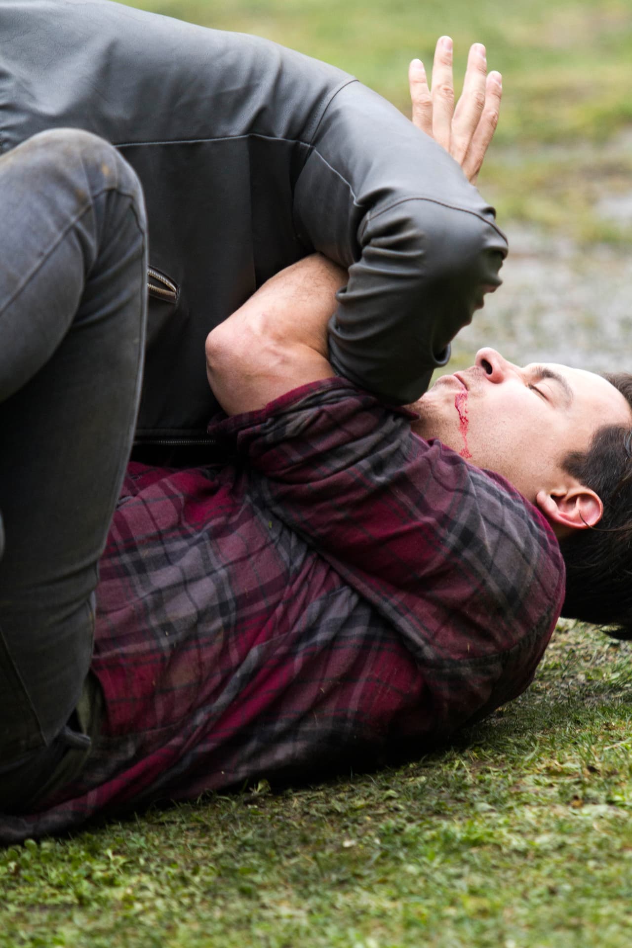 Al verlos,
<b><a href="http://www.univision.com/series/la-piloto/arap-bethke-es-john-lucio">John</a></b> y Óscar los detuvieron y los reprendieron por perder el control y descuidar su seguridad.